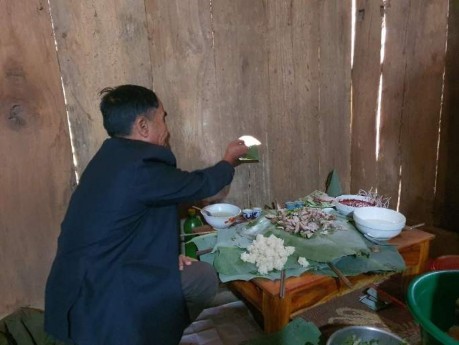 Ảnh Cúng bón cho tổ tiên ăn tại gian hóng trong nhà Nguồn Tác giả Thuận Châu 3 6