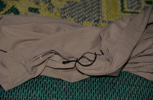 Ảnh Buộc chỉ vào tay áo khi chủ cúng vắng mặt sau lễ cúng Nguồn Tác giả 7