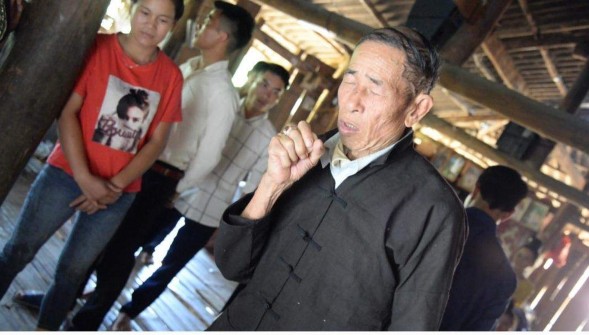 Ảnh cắt từ clip Mo thổi vào trứng trước khi lăn chữa bệnh Nguồn Tác giả 9