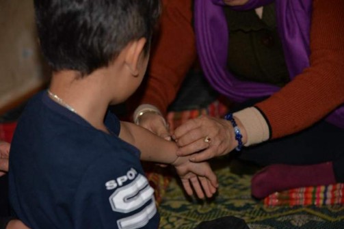 Ảnh Bà Một buộc chỉ cổ tay sau lễ cúng hồn vía cho em bé Nguồn Tác giả Mộc 1