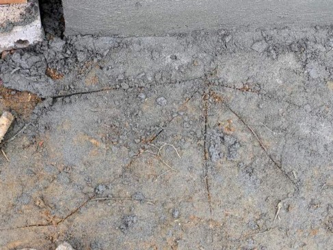 Ảnh Thầy mo vạch 5 đường cho hồn đi các nơi sau lễ đóng cửa mả Nguồn Tác 10