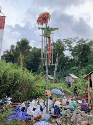 Ảnh Ô áo trên cây dựng cạnh mộ tại rừng ma Nguồn Tác giả Mộc Châu tháng 9 12