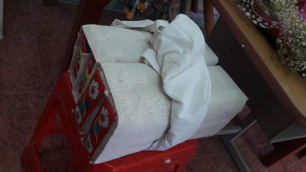 Ảnh Áo buộc gối đôi trên ban thờ của nhà cô dâu Nguồn Tác giả Bắc Yên 12 13