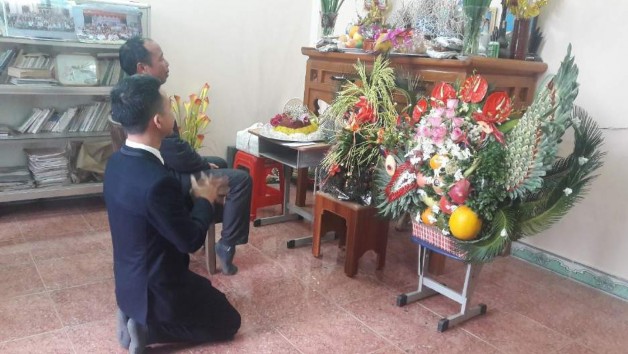 Ảnh Chú rể người Tày quỳ trước bàn thờ nhà cô dâu người Thái trong lễ ăn 14