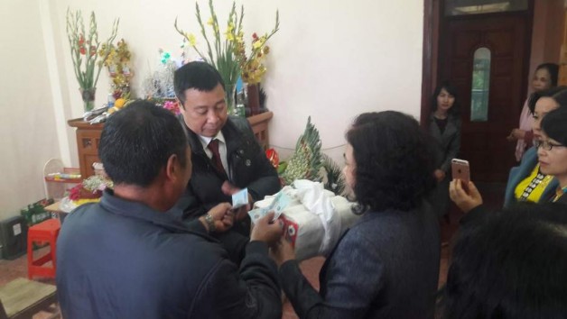 Ảnh Bố cô dâu trao áo gối phái xửa cho đại diện nhà trai trong lời mo cúng 15