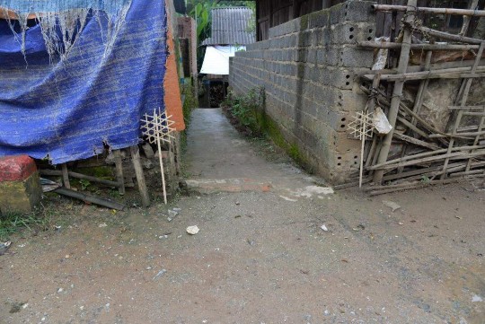 Ảnh Cắm taleo hai bên lối vào nhà sau lễ cúng Nguồn Tác giả Thuận Châu 7 2018 2