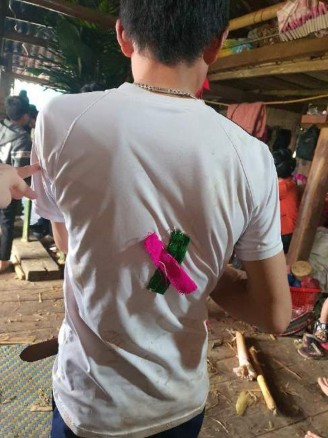 Ảnh Dấu hiệu gắn trên lưng áo người con nuôi gốc của thầy mo Lễ xên Lảu 3