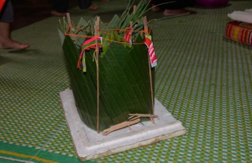 Ảnh Pẽ khọk bè vận hạn thả ra suối trong lễ cúng Nguồn Tác giả Thuận Châu 4