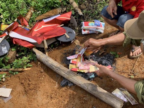 Ảnh Đốt đồ mã trong lễ đóng cửa mả tại rừng ma Nguồn Tác giả Mộc Châu 6