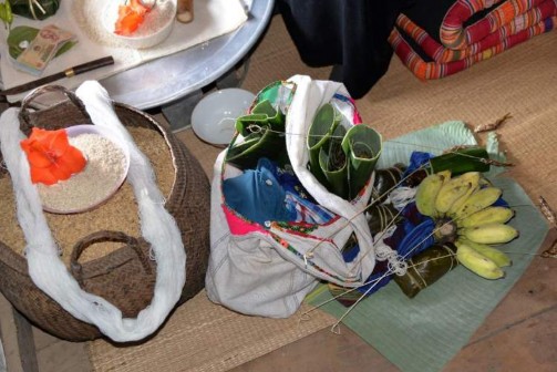 Ảnh Đồ lễ bung thóc túi áo của cả nhà trong lễ Pành khuần sửa hồn Nguồn 1