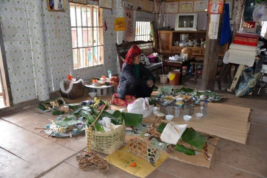 Ảnh Bà Một và đồ lễ cúng Nguồn Tác giả Thuận Châu 11 2016 Ảnh Hai ông mo 13