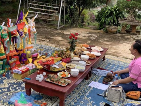 Ảnh Bà Một và đồ lễ cúng xin chặt cây cảnh trong một khu du lịch sinh thái 15
