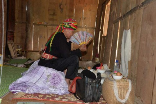 Ảnh Thầy Một cúng xên kẻ giải hạn tại gian hóng trong nhà người Thái đen 16