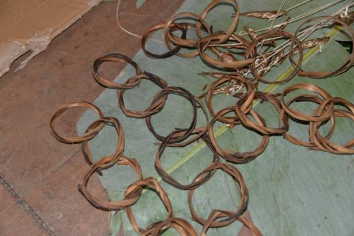 Ảnh Đồ lễ xâu tiền vòng làm từ lạt tre trong lễ Pành khuần sửa hồn Nguồn 2