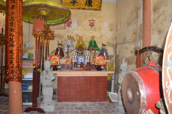 Ảnh 8 Bên trong đền thờ Tứ Vị thánh nương Quang Trung ban thờ bên phải Nguồn 8