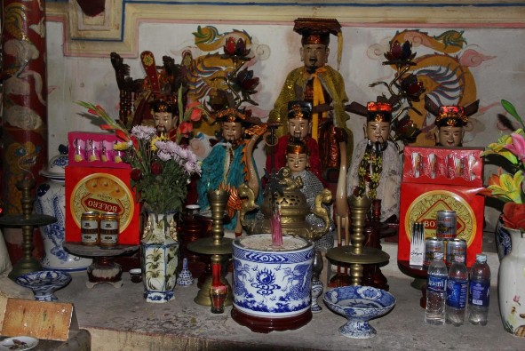 Ảnh 16 Bên trong phía bên phải Đền thờ Quan Sát Hải đại vương Nguồn NCS năm 10