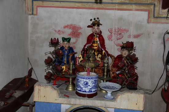 Ảnh 17 Bên trong phía bên trái Đền thờ Quan Sát Hải đại vương Nguồn NCS năm 11