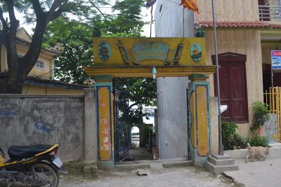 Ảnh 20 Cổng phía bên đường cái Lăng Thánh Bà Thôn Nam Sơn Nguồn NCS 2016 15