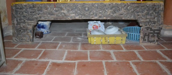 Ảnh 10 Sập thờ gỗ ở đền Tứ Vị thánh nương Quang Trung đây là hiện vật 2