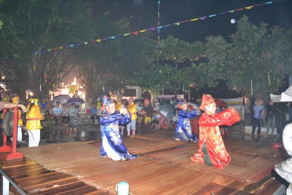 Ảnh 32 Lễ tế ở Lễ Cầu Ngư Nguồn NCS 2016 Ảnh 33 Chèo chải ở Lễ Cầu Ngư 12