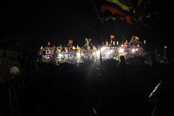 Ảnh 34 Thuyền đậu trước đền Tứ Vị thánh nương Quang Trung trong Lễ Cầu Ngư 1