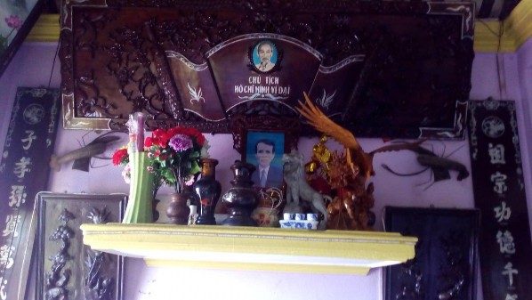 Ảnh 42 Ban thờ Bác Hồ trong gia đình Nguồn NCS 2018 Ảnh 43 Ban thờ Thần tài trong 9