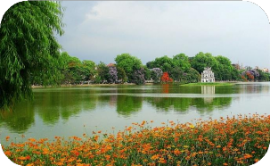 BT5 Cuối buổi chiều sau khi đi học về Hùng và Quân rủ nhau chơi trong công viên 2