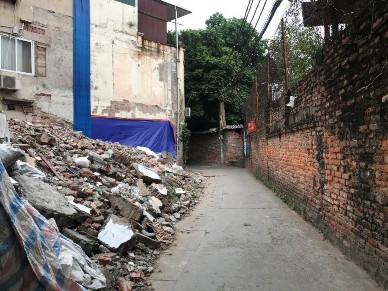 Hình 2 5 Hiện trạng dự án nhìn từ ngõ 294 ra Hình 2 6 Hiện trạng các hộ gia 3