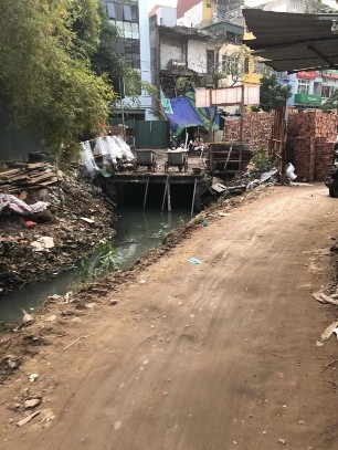 Hình 2 8 Hiện trạng bờ mương khách sạn La Thành Qua các hình ảnh về dự án ta 2