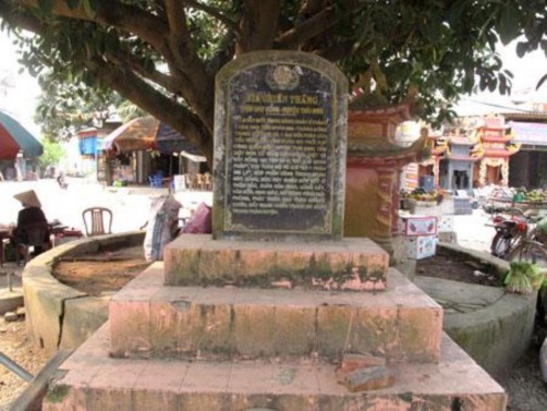 Bia chiến thắng tại chợ Cổng ghi dấu trận đánh thắng quân Pháp của quân dân 9