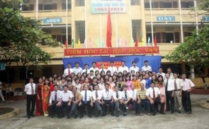 Hội đồng Sư phạm trường THPT Quốc Oai trong Lễ kỉ niệm 30 năm ngày Nhà giáo 2