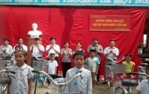 Hội Khuyến học huyện Quốc Oai trao tặng 30 xe đạp cho học sinh nghèo vượt khó 4