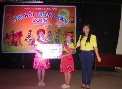 Cô Bùi Hồng Hiệu Phòng Giáo dục Đào tạo huyện Quốc Oai trao quà cho học sinh 5