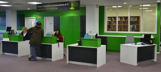 Quầy Dịch vụ Thư viện và hỗ trợ IT Quầy dich vụ bạn đọc 3