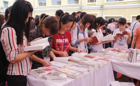 Sinh viên tham gia Ngày hội sách và Văn hóa đọc 2014 148 Phòng đọc chất lượng 11