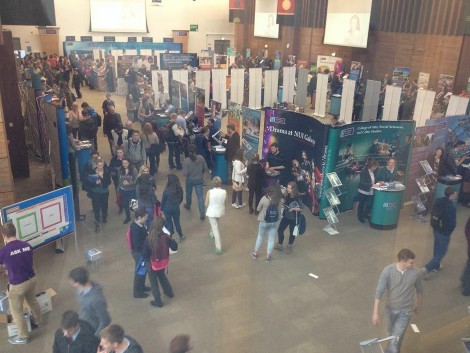 Ngày hội Sách và Giáo dục Tiếp đón sinh viên năm thứ nhất đến làm thẻ và 3