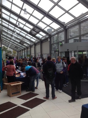 Tiếp đón sinh viên năm thứ nhất đến làm thẻ và khai thông tin Đêm hội chào 4