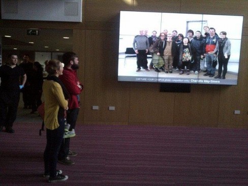 146 Màn hình LCD chiếu các đoạn phim giới thiệu và quảng bá NDT đến với Thư 8