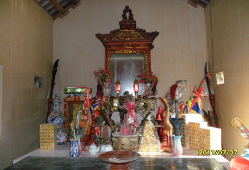 3 Ban thờ Quan Lớn Thống tại tòa hậu cung đền Quan Lớn Thống Người chụp 3