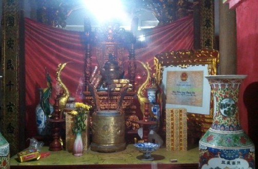 4 Ban thờ công đồng tòa Trung đường đền Quan Lớn Thống Người chụp Lê Thị 4