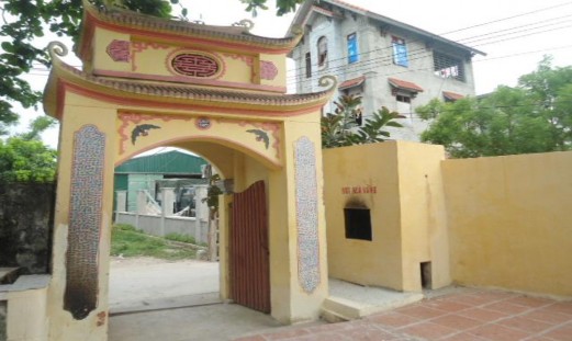 5 Cổng đền và nơi hóa vàng tại đền Quan Lớn Thống Người chụp Lê Thị Mỹ 5