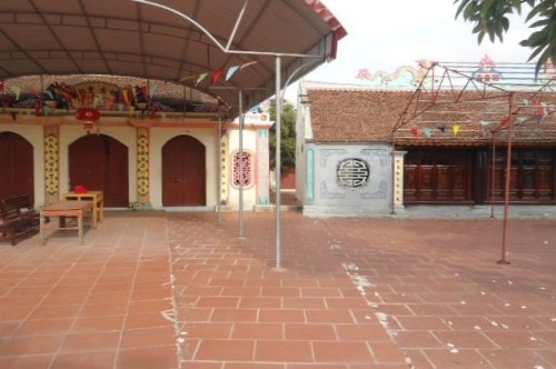 3 Đền Mẫu và chùa Phấn Vũ trên cùng thửa đất Người chụp Lê Thị Mỹ 1