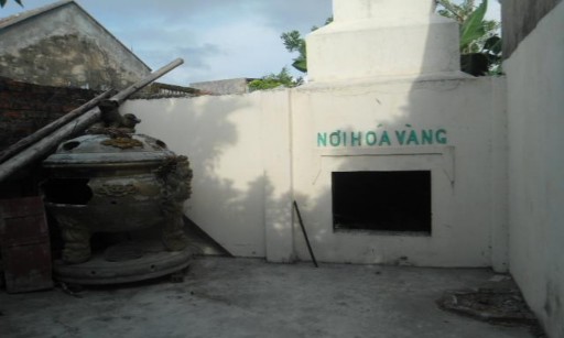 17 Nơi hóa vàng Người chụp Lê Thị Mỹ Huyền Tác giả luận văn chụp tháng 4 16