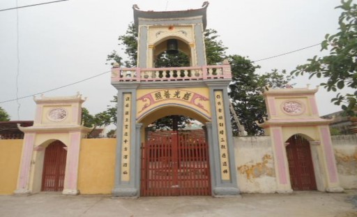 4 Cổng chùa Phấn Vũ Người chụp Lê Thị Mỹ Huyền Tác giả luận văn chụp 2