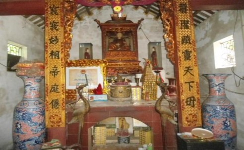 2 Ban thờ Mẫu Người chụp Lê Thị Mỹ Huyền Tác giả luận văn chụp tháng 4 2