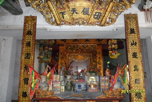 4 Ban thờ bát hương tại đền Mẫu Người chụp Hoàng Nguyễn Chiều Cán bộ văn 5