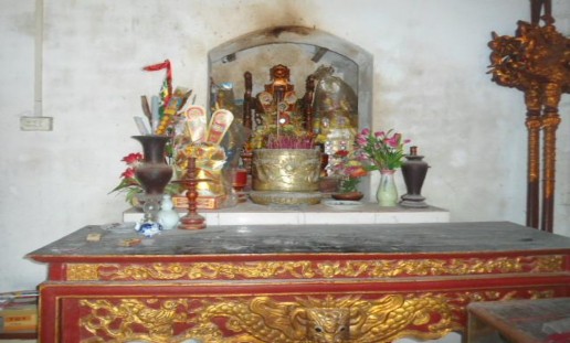 5 Ban thờ bát hương tại đền Mẫu Người chụp Lê Thị Mỹ Huyền Tác giả 6