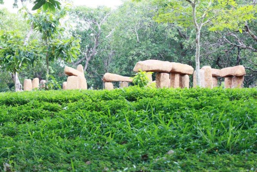 Hình 2 9 Tượng đài Cự Thạch Hình 2 10 Thực đơn trong KDL Hình 2 11 Vườn trái 12