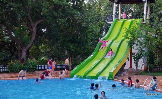 Hình 2 2 Hồ bơi trong KDL Hình 2 3 Tượng Phật Di Lặc Hình 2 4 Công nhân đang hái 3