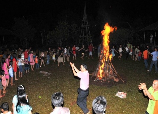 Hình 2 7 Đốt lửa trại Hình 2 8 Các hoạt động vui chơi giải trí trong KDL Hình 2 8